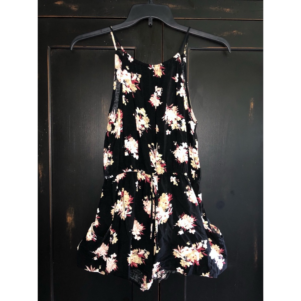 💐 Floral Shorts Romper Size Medium
